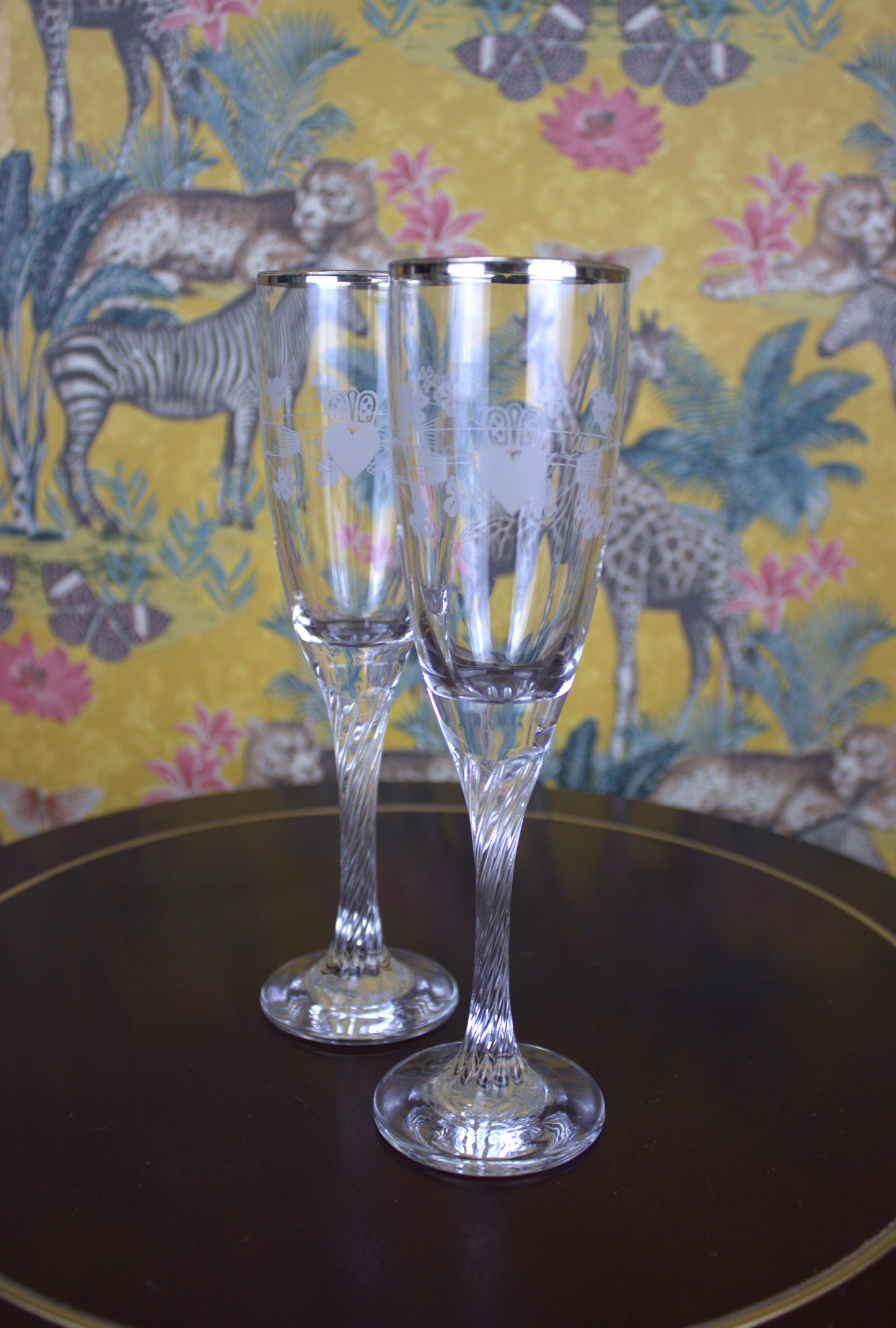 Elegant Platinum-Rimmed Claddagh Champagne Flutes – Timeless Irish Design