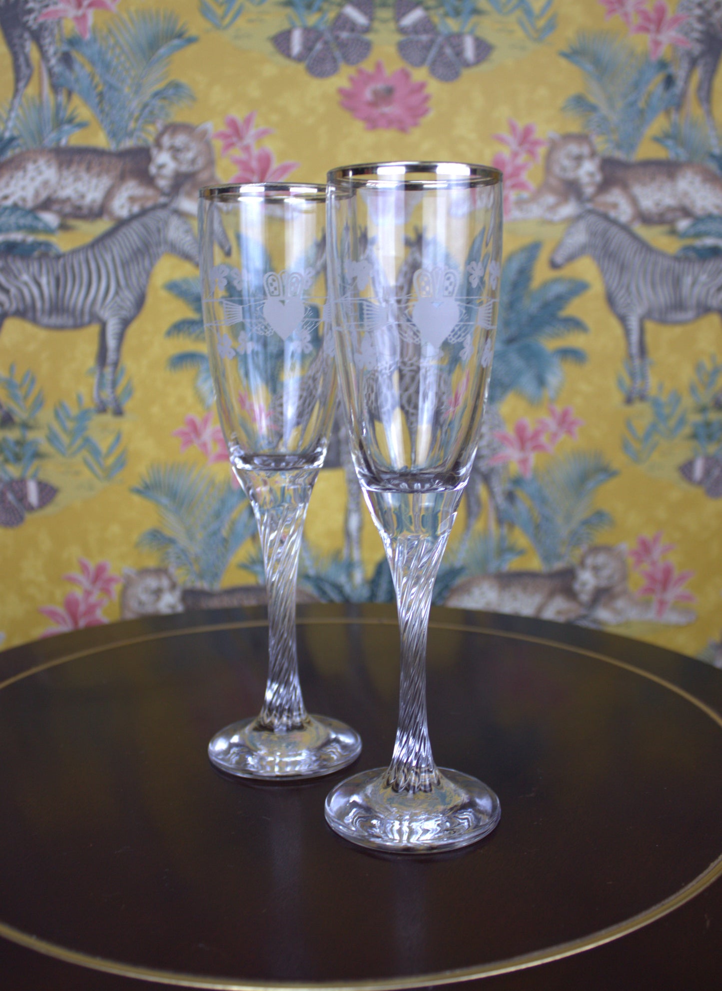 Elegant Platinum-Rimmed Claddagh Champagne Flutes – Timeless Irish Design