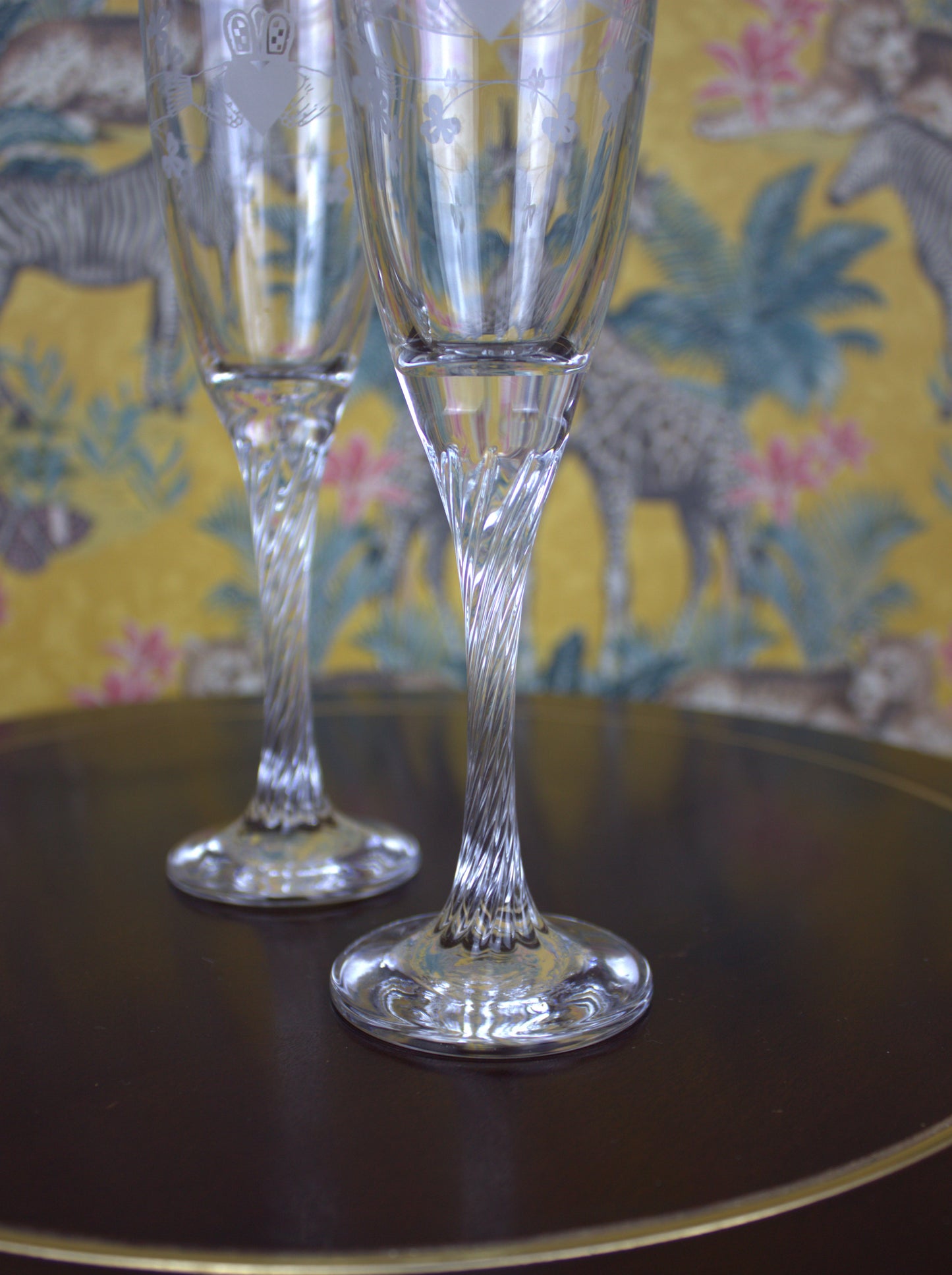 Elegant Platinum-Rimmed Claddagh Champagne Flutes – Timeless Irish Design