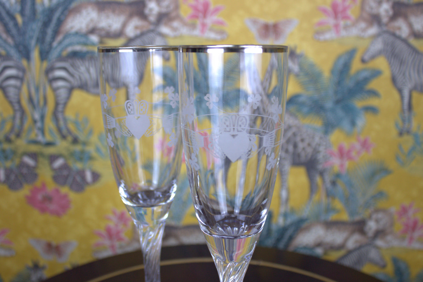 Elegant Platinum-Rimmed Claddagh Champagne Flutes – Timeless Irish Design