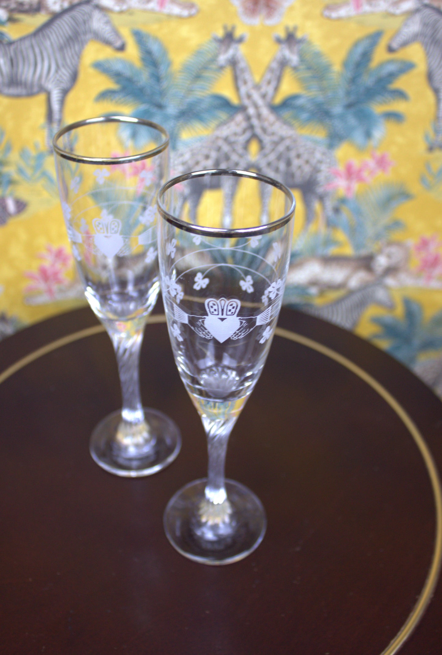 Elegant Platinum-Rimmed Claddagh Champagne Flutes – Timeless Irish Design