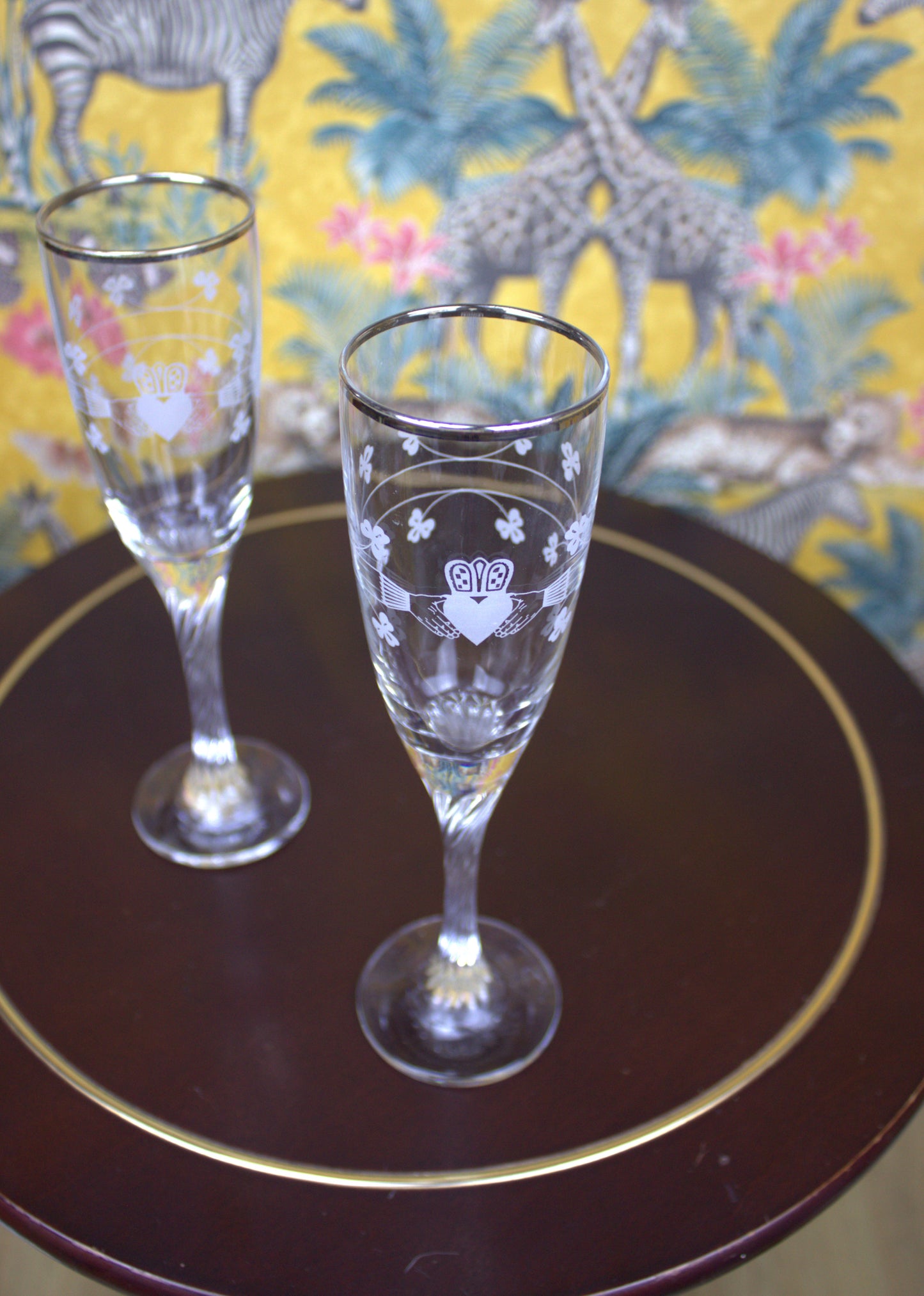 Elegant Platinum-Rimmed Claddagh Champagne Flutes – Timeless Irish Design