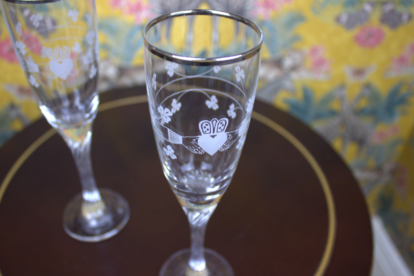 Elegant Platinum-Rimmed Claddagh Champagne Flutes – Timeless Irish Design