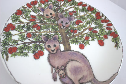 Wonderful Set of 4 Australian Wildlife Plates - Wall Hangings included