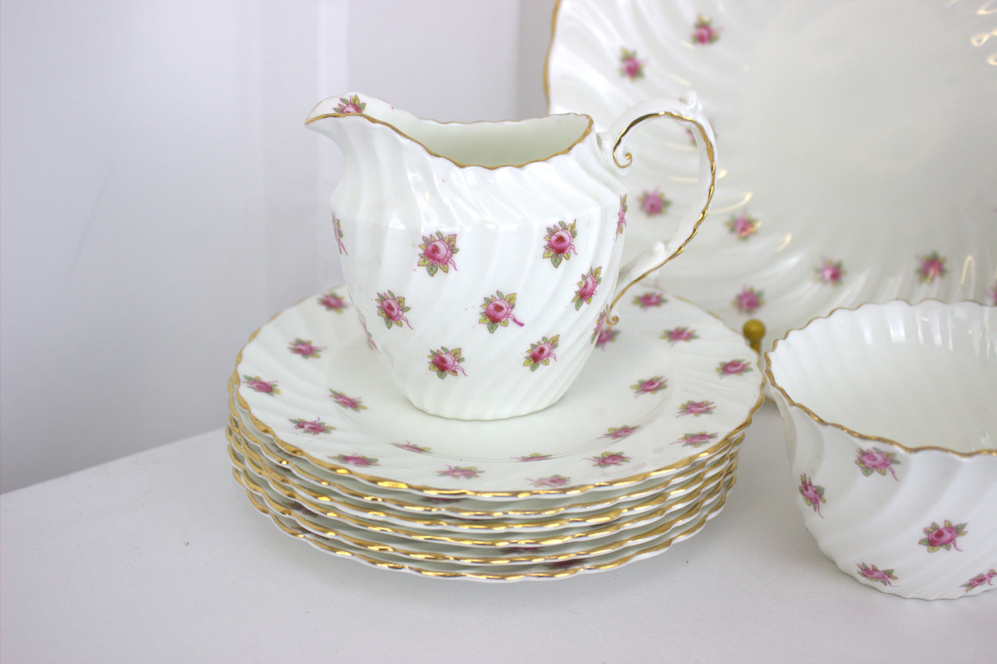 Stunning Aynsley Bone China Set - 21 pieces