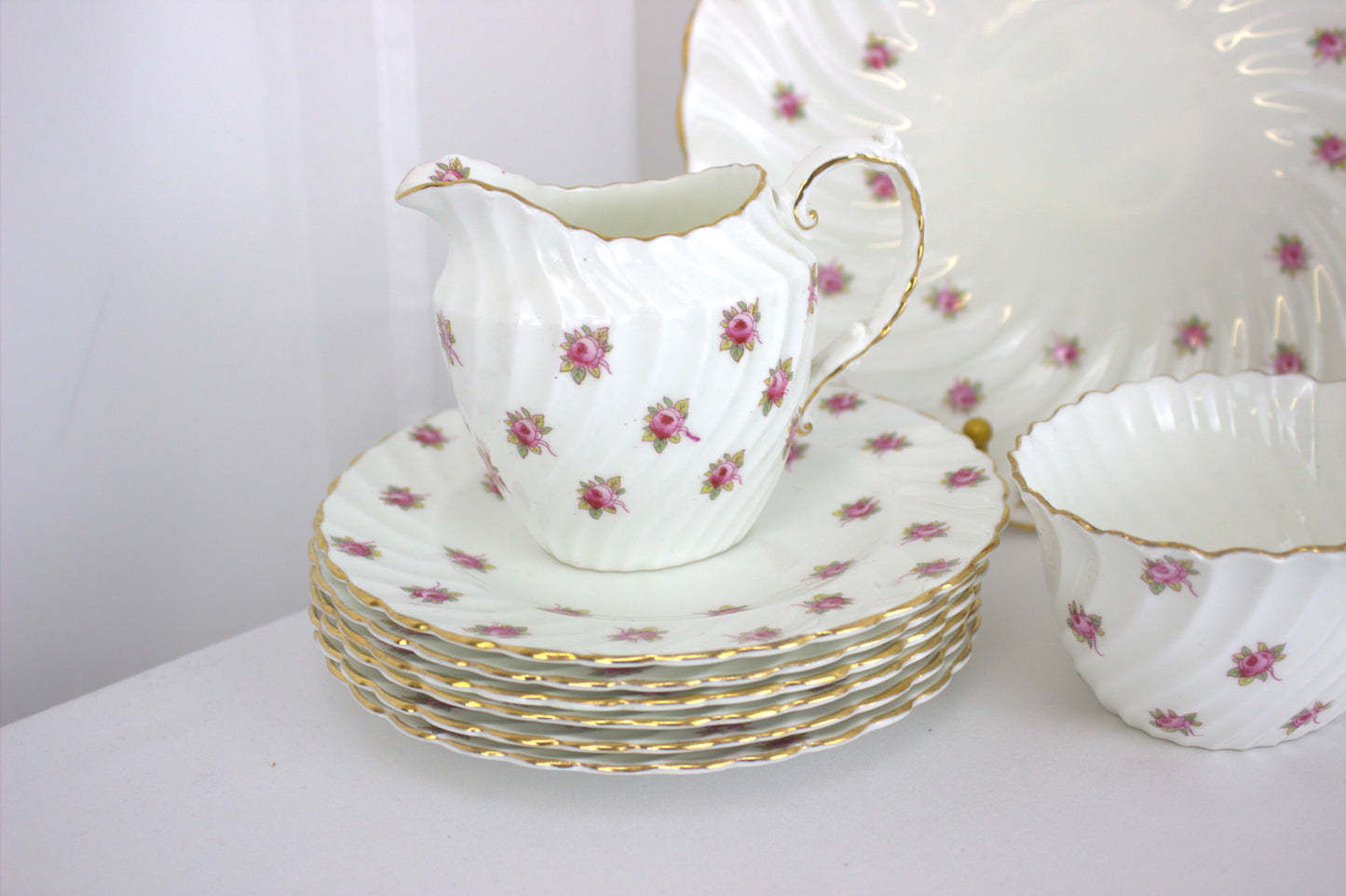 Stunning Aynsley Bone China Set - 21 pieces