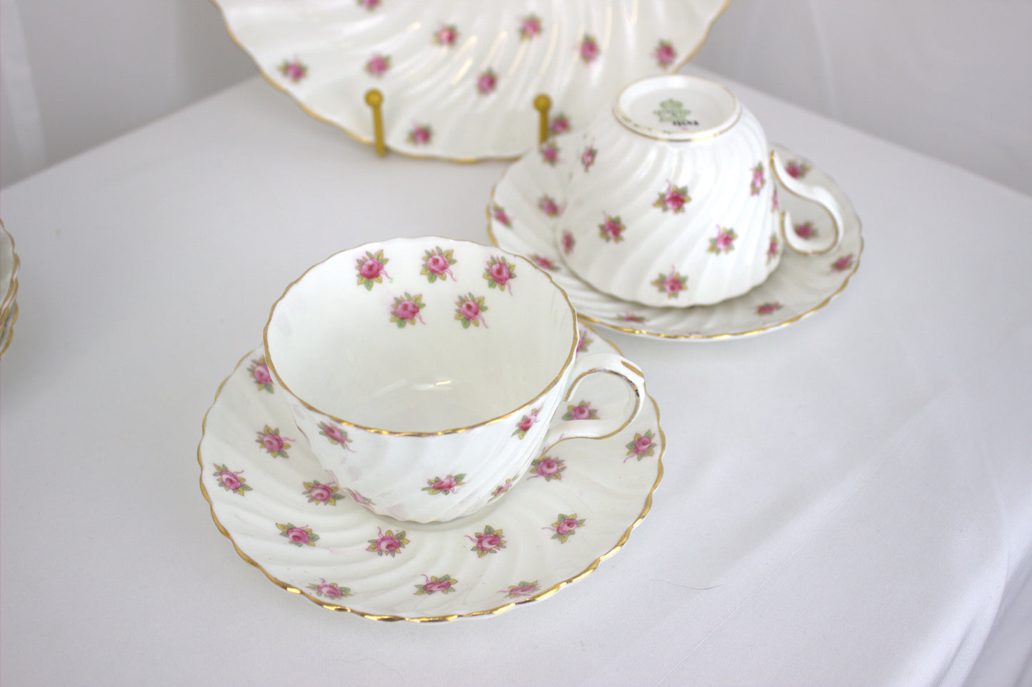 Stunning Aynsley Bone China Set - 21 pieces