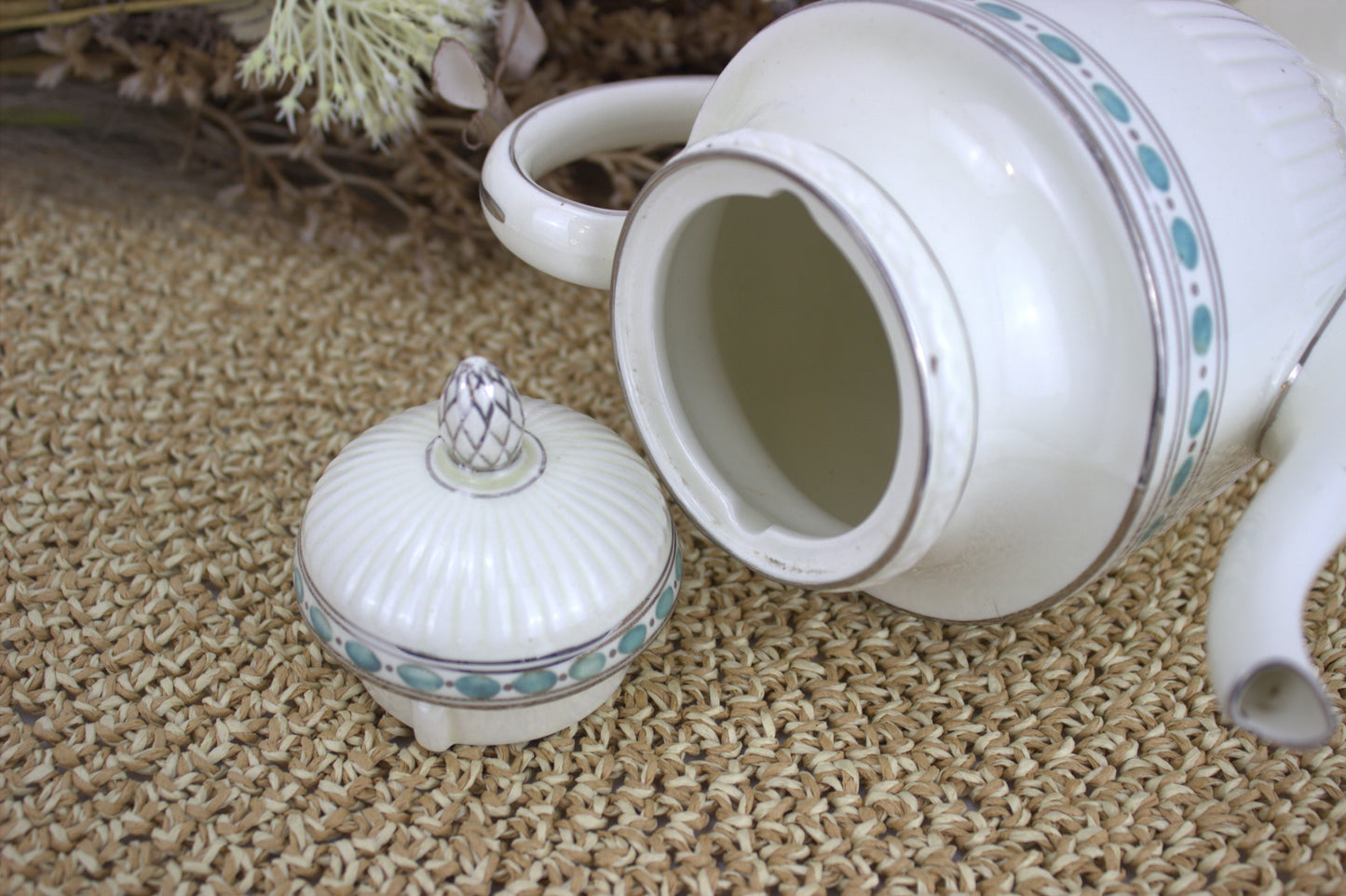 Stunning Rare Wedgwood Tea/Coffee Pot with Turquoise Accent - Damaged in transit, chips to the spout and lid, ideal for display, not functional 😞