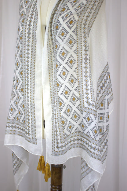 Soft Vintage-Style Scarf with Geometric Pattern and Tassels