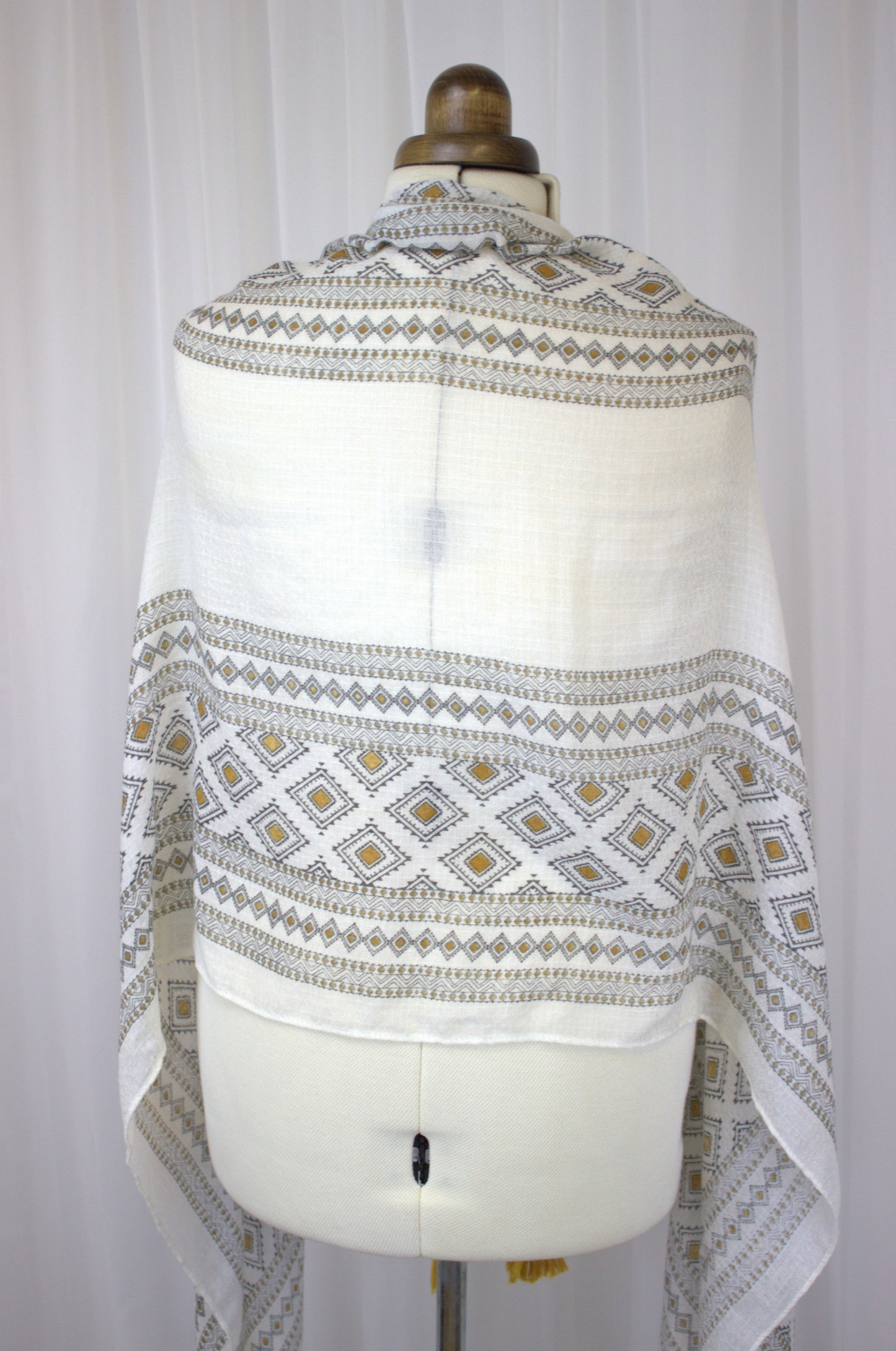 Soft Vintage-Style Scarf with Geometric Pattern and Tassels