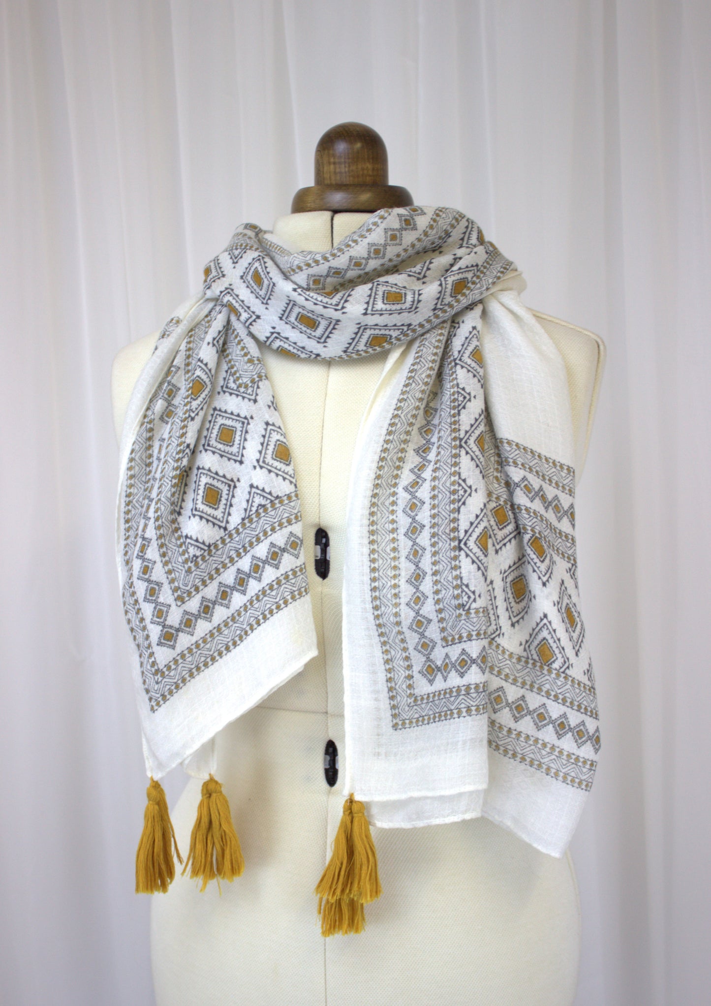 Soft Vintage-Style Scarf with Geometric Pattern and Tassels