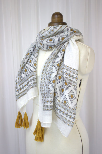 Soft Vintage-Style Scarf with Geometric Pattern and Tassels