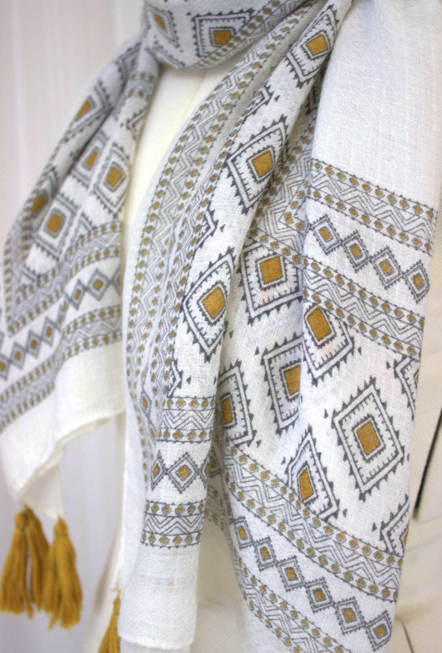 Soft Vintage-Style Scarf with Geometric Pattern and Tassels