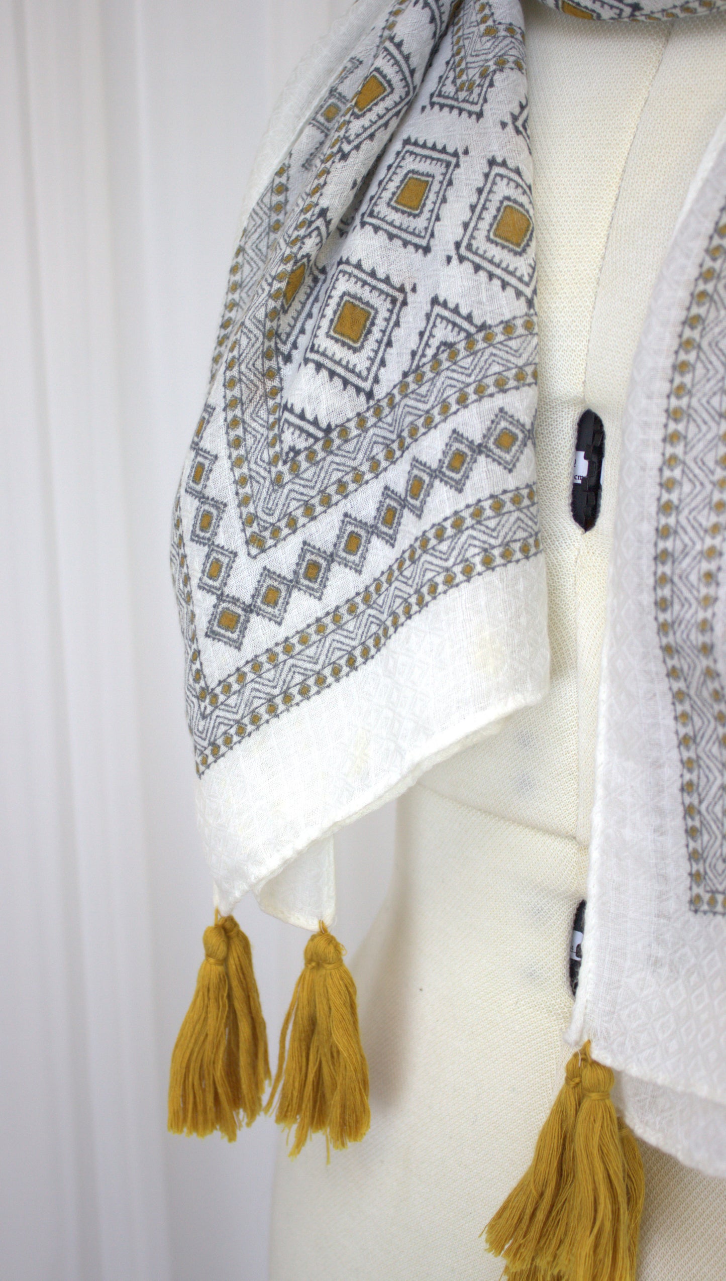 Soft Vintage-Style Scarf with Geometric Pattern and Tassels