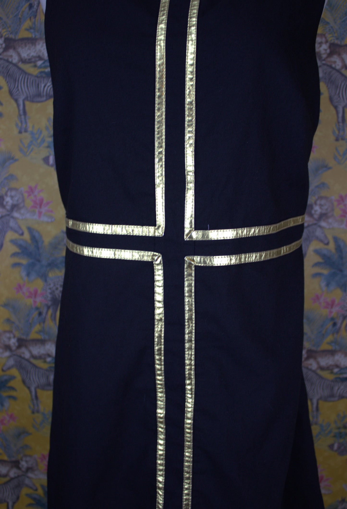 1960s Inspired Black & Gold Shift Dress – Timeless Elegance in Size 10